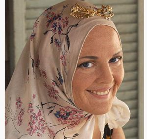 Drew Barrymore as Little Edie wearing headscarf.jpg